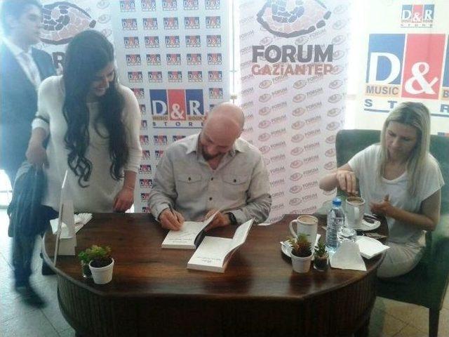 Forum Gaziantep D&r’da Kahraman Tazeoğlu Sevenleriyle Buluştu