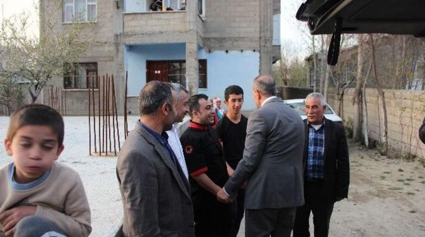 Ak Parti Van Milletvekili Adayı Kayat&uuml;rk, Evi Yanan Vatandaşı Ziyaret Etti