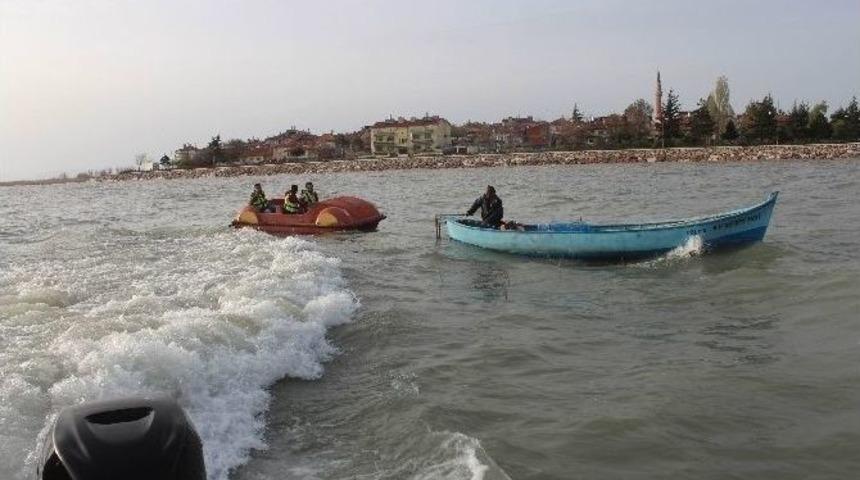 Su Bisikletiyle G&ouml;lde Mahsur Kalan &Uuml;&ccedil; Kişiyi Balık&ccedil;ı Teknesi Kurtardı