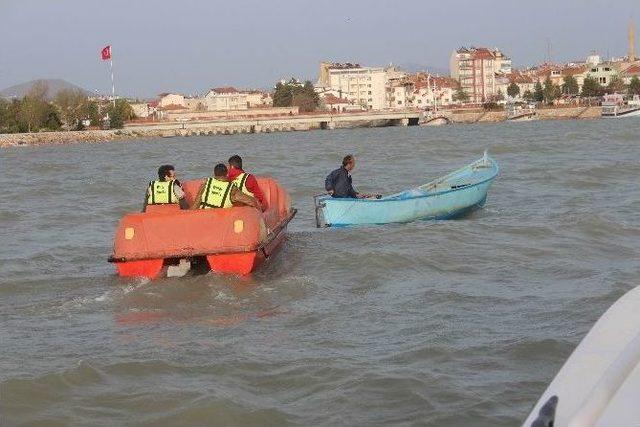 Su Bisikletiyle Gölde Mahsur Kalan Üç Kişiyi Balıkçı Teknesi Kurtardı