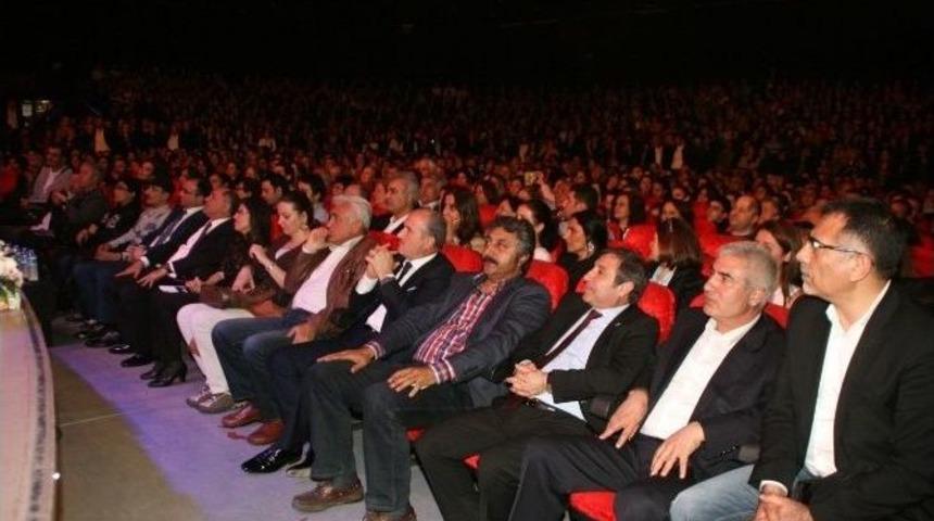 Erzincanlı Ozan İstanbul&rsquo;da T&uuml;rk&uuml;lerle Anıldı