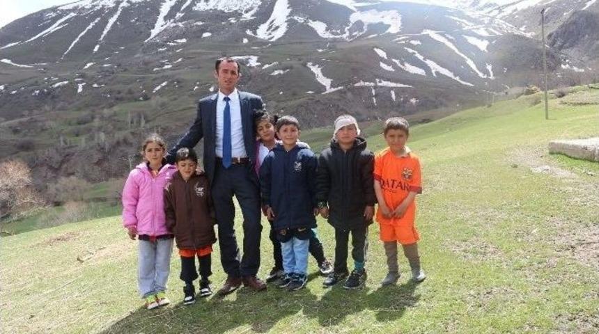 Armağan, K&ouml;pr&uuml;k&ouml;y Yılanlı İlkokulu &Ouml;ğrencilerini Sevindirdi