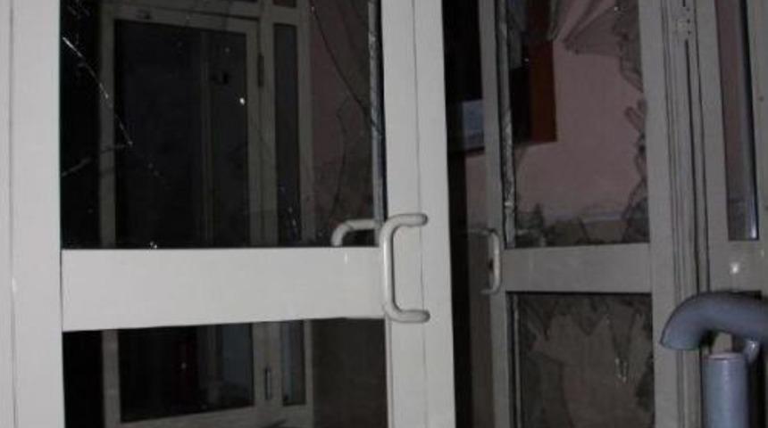 Eşinin Evini Basıp Polise Bı&ccedil;ak &Ccedil;ekti