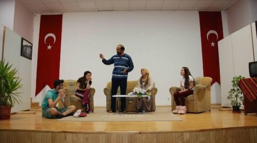 Niksar&rsquo;da Gen&ccedil;ler &ldquo;g&uuml;l D&uuml;nya&rdquo; Oyunu Sahneledi