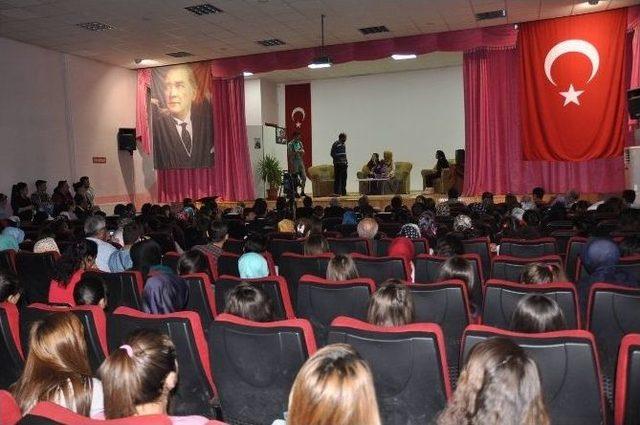 Niksar’da Gençler “gül Dünya” Oyunu Sahneledi