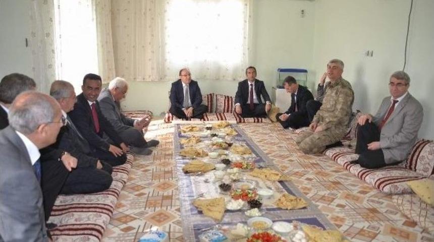 D&uuml;n Valiyi Konuk Etti Bug&uuml;n Yol Ortasında &Ouml;ld&uuml;r&uuml;ld&uuml;