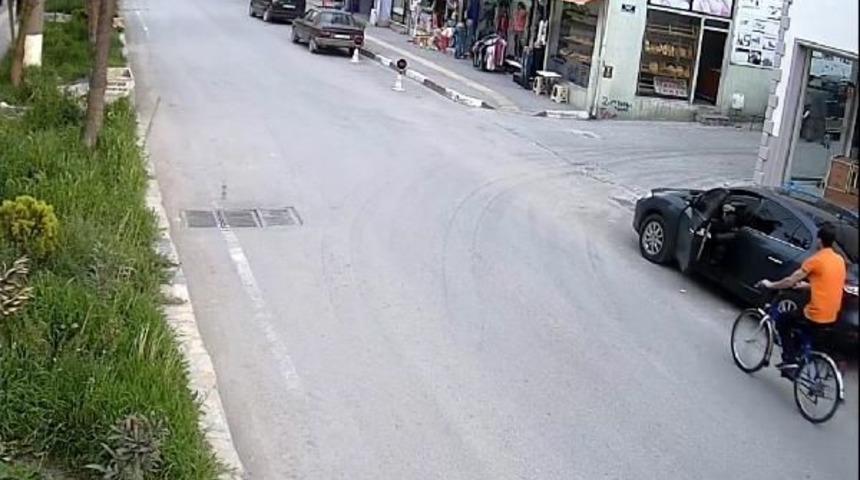 Bisikletiyle Otomobilin A&ccedil;ılan Kapısına &Ccedil;arpıp Yaralandı