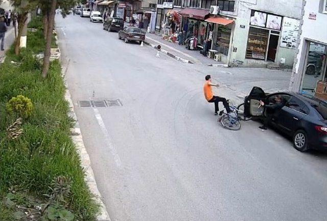 Bisikletiyle Otomobilin Açılan Kapısına Çarpıp Yaralandı