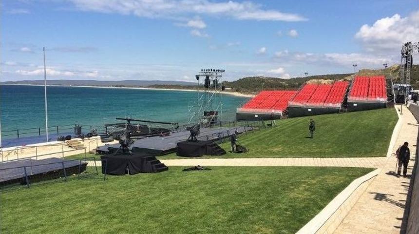 Şafak Ayini Aydınlandı