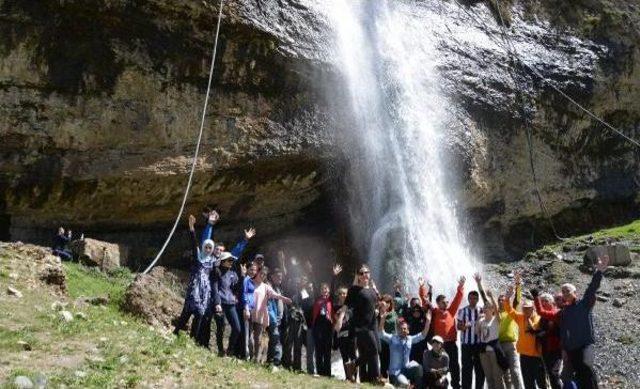 Hakkari'de Kartpostallık Görüntüler Arasında Doğa Yürüyüşü