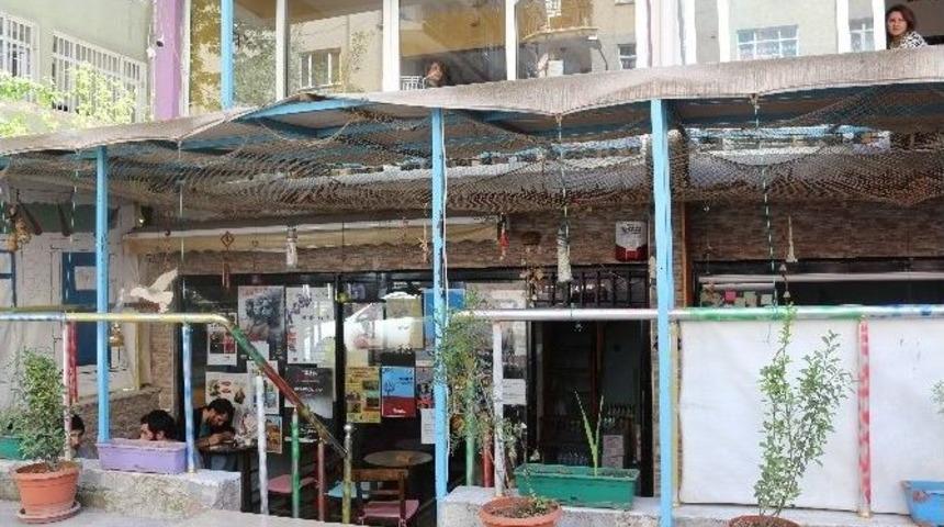 Kafe İşletmecisinden &Ouml;rnek Davranış