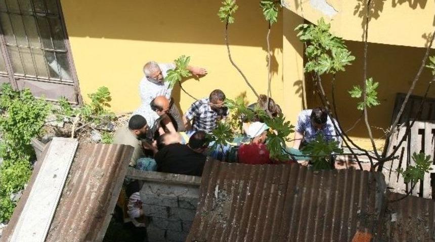 Pencereden Bakarken Aşağı D&uuml;şt&uuml;