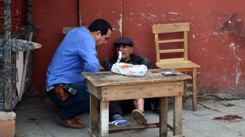 Babasını D&ouml;venlere Ateş Etti, Olayla Ilgisi Olmayan 8 Kişiyi Yaraladı