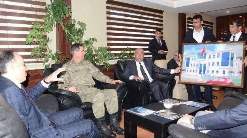 Vali Altıparmak, &Ccedil;at Belediyesi&rsquo;ndeydi