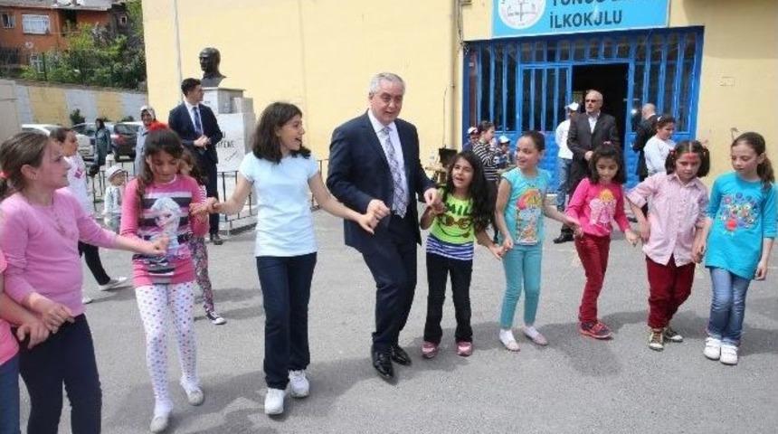 Başkan Aydın, &Ouml;ğrencilerle Halay &Ccedil;ekti