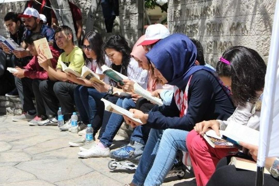 Gen&ccedil;lerden Kitap Okumaya Teşvik