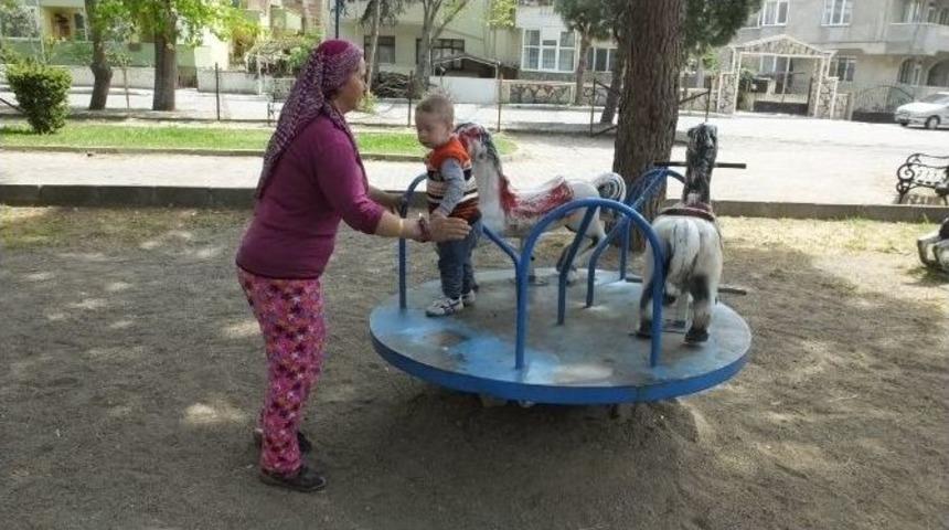 Burhaniye&rsquo;de Vatandaşlar Parklara Bakım İstiyor