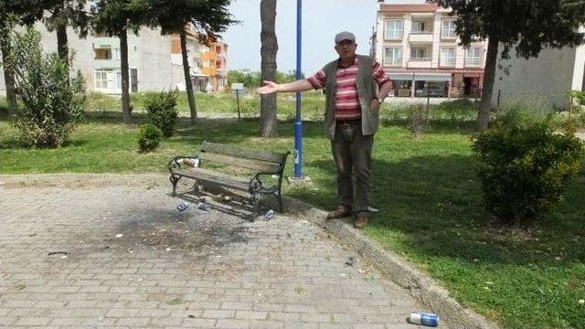 Burhaniye’de Vatandaşlar Parklara Bakım İstiyor 1