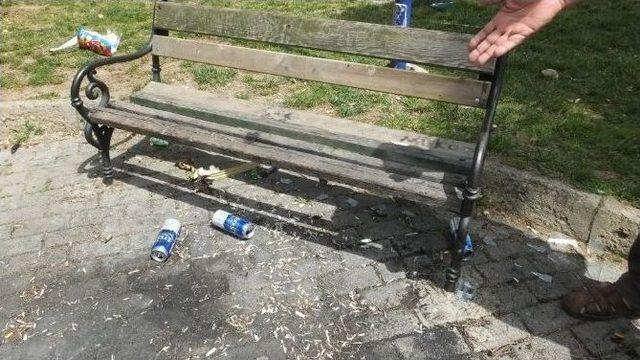 Burhaniye’de Vatandaşlar Parklara Bakım İstiyor 2