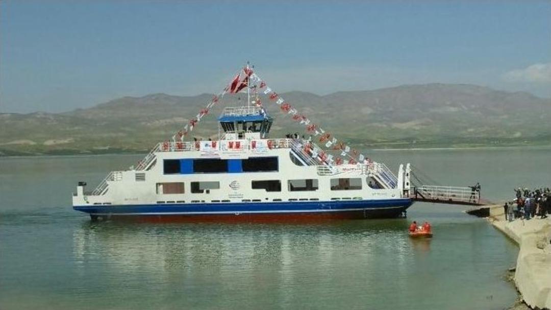 Par&ccedil;aları Tır&rsquo;larla Taşınan Vapur, Malatya&rsquo;da Karakaya G&ouml;l&uuml;&rsquo;ne İndirildi