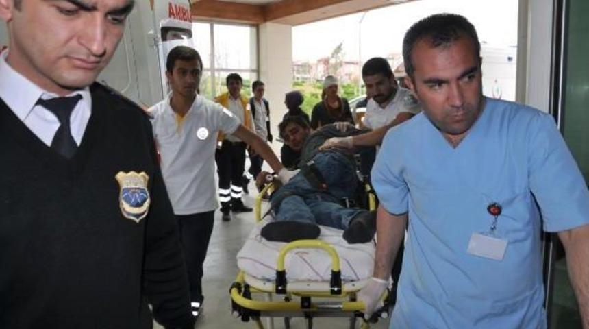 Bı&ccedil;aklı Ve Sopalı Kavgada 2 Yaralı