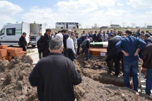 Kalp Krizi Geçiren Kadın Ile Kazada Ölen Oğlu Toprağa Verildi