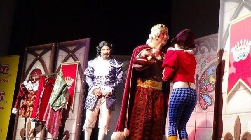 Kars Belediyesi Çocukları Tiyatroda Buluşturdu