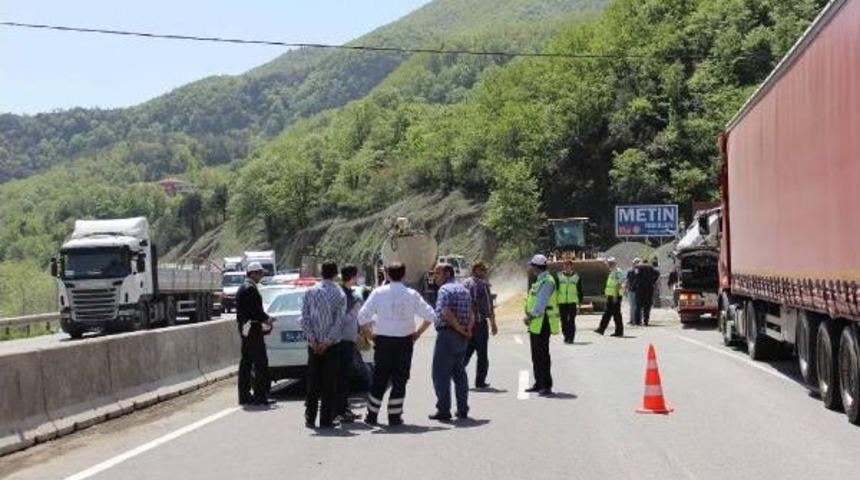 Kaza Yapan Tankerdeki Tonlarca Yem Yola Saçılınca Trafik 2 Saat Durdu