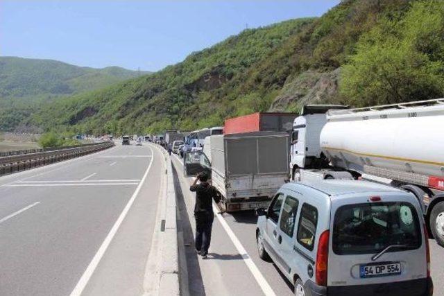 Kaza Yapan Tankerdeki Tonlarca Yem Yola Saçılınca Trafik 2 Saat Durdu