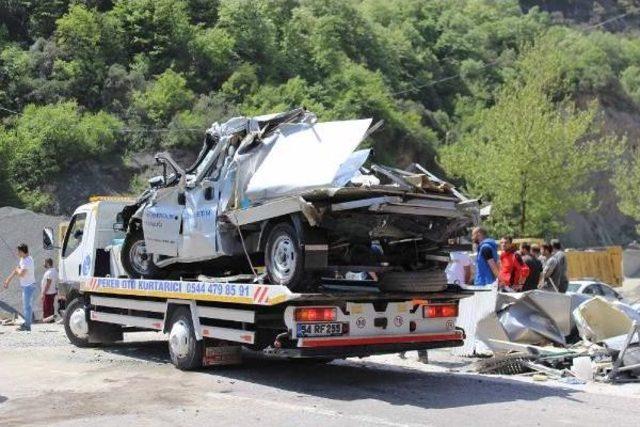 Kaza Yapan Tankerdeki Tonlarca Yem Yola Saçılınca Trafik 2 Saat Durdu