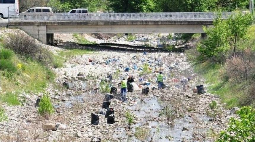 Edremit&rsquo;te &Ccedil;aylar Temizleniyor