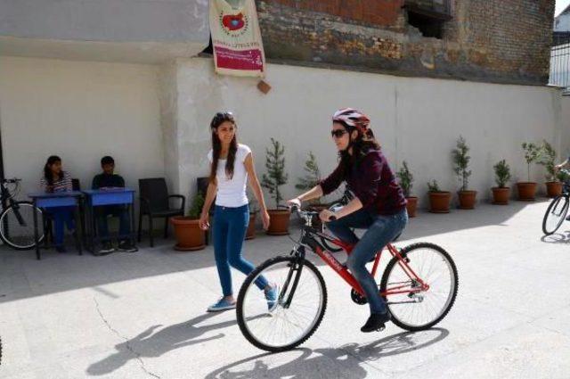 Diyarbakırlı Kadınlara, Ekolojik Yaşama Katkı Için Bisiklet Kursu