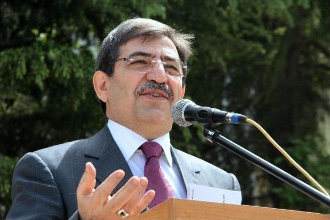 &Ccedil;evre Ve Şehircilik Bakanı G&uuml;ll&uuml;ce, Mezun Olduğu Okulda İnovasyon Merkezi&rsquo;nin A&ccedil;ılışını Yaptı