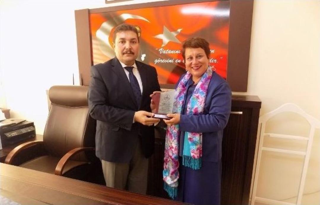 Hayırsever Fernur S&ouml;zen&rsquo;e İl&ccedil;e Milli Eğitim M&uuml;d&uuml;rl&uuml;ğ&uuml; Tarafından Plaket Verildi
