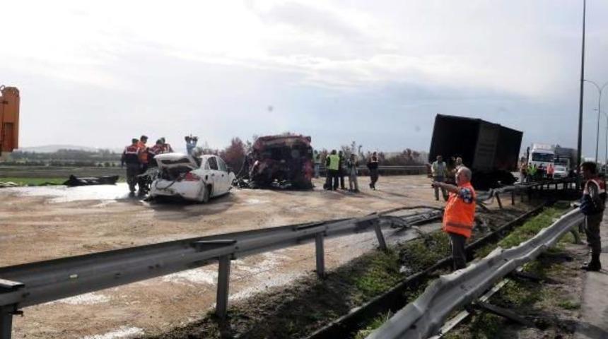Fotoğraflar // Tem Otoyolu'nda Tır, Tanker Ve Otomobil &Ccedil;arpıştı: 2 &Ouml;l&uuml;, 1 Yaralı