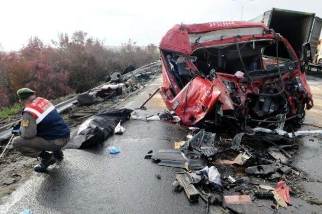 Fotoğraflar // Tem Otoyolu'nda Tır, Tanker Ve Otomobil Çarpıştı: 2 Ölü, 1 Yaralı