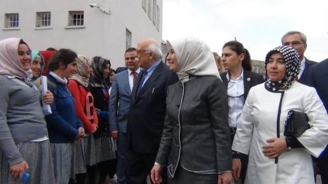 Sare Davutoğlu Van&rsquo;da Kız Yurdunun A&ccedil;ılışına Katıldı