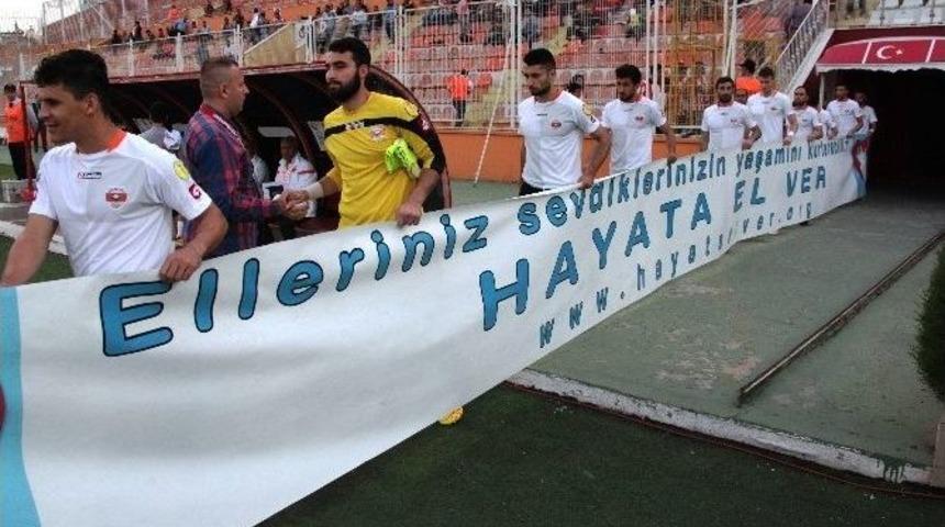 Adanaspor, Sahaya &lsquo;hayata El Ver&rsquo; Pankartı İle &Ccedil;ıktı