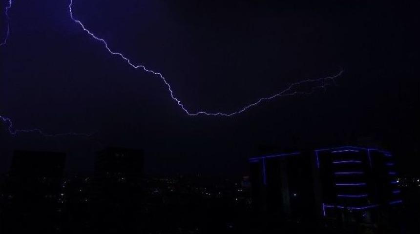 Yağmur Sonrası &Ccedil;akan Şimşekler G&ouml;rsel Ş&ouml;lene D&ouml;n&uuml;şt&uuml;