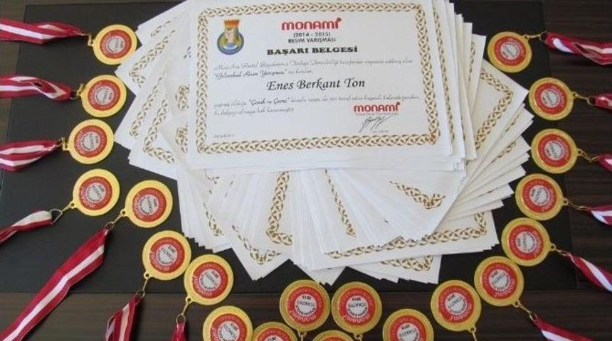 Cumhuriyet Ortaokulu&rsquo;na Resim Yarışmasında 21 Madalya