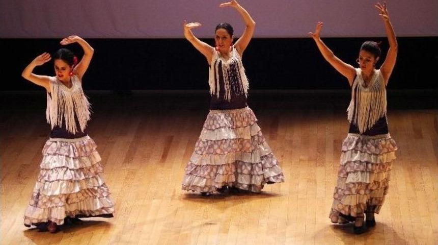 Dans Festivali&rsquo;nde Renk C&uuml;mb&uuml;ş&uuml;