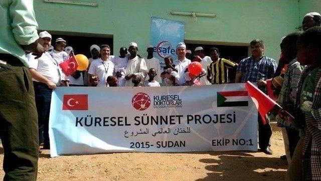 Türk Doktorlar Sudan’da 2 Bin Çocuğu Sünnet Etti