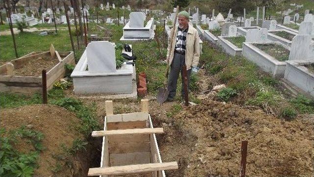 (özel Haber) Ölmeden Önce Mezarını Ve Kefenini Hazırladı