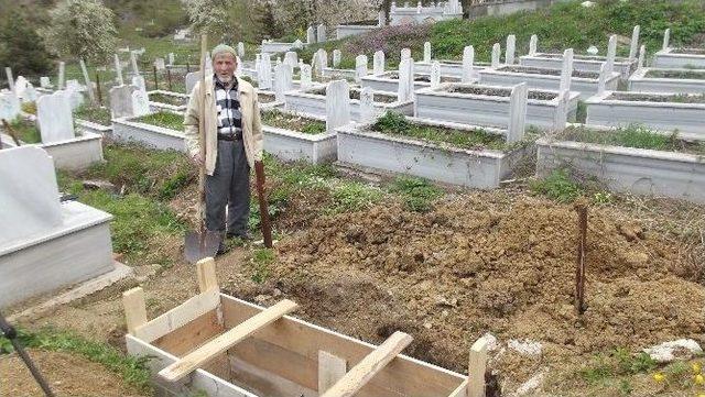 (özel Haber) Ölmeden Önce Mezarını Ve Kefenini Hazırladı