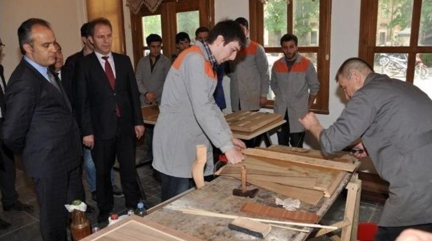 &Uuml;niversite &Ouml;ğrencileri Mobilyacılığın Eski Tekniklerini &Ouml;ğreniyor