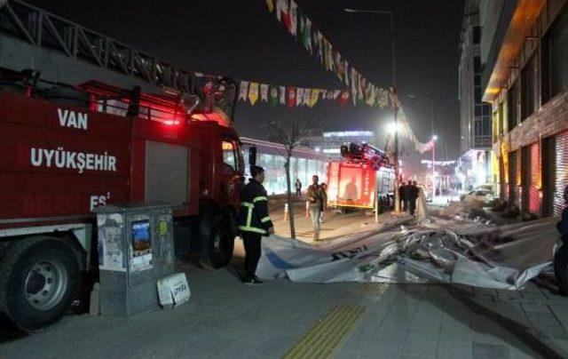 Hdp'nin Seçim Bürosundaki Bez Afiş Kaldırıldı