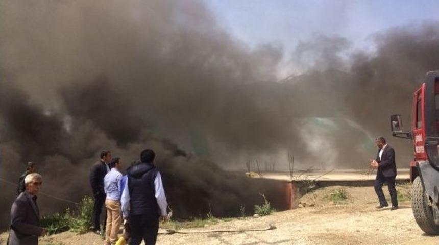 Şemdinli&rsquo;de Depo Yangını