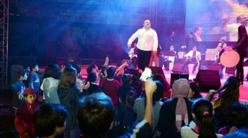 B&uuml;lent Serttaş, 7 Metrelik Platforma Tırmanıp T&uuml;rk&uuml; S&ouml;yledi