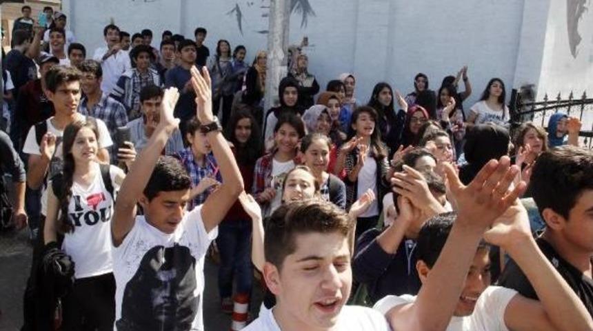 İmam Hatip'e Dönüştürülmek Istenen Lisenin Öğrencileri Ve Velilerinden Eylem