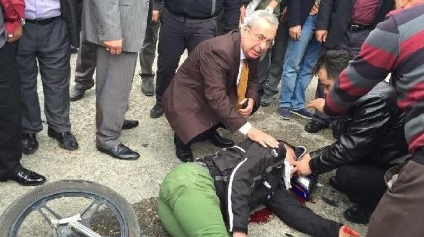 Yaralı Motosikletliye Ilk M&uuml;dahale Eski Bakan Zeki &Ccedil;akan'dan